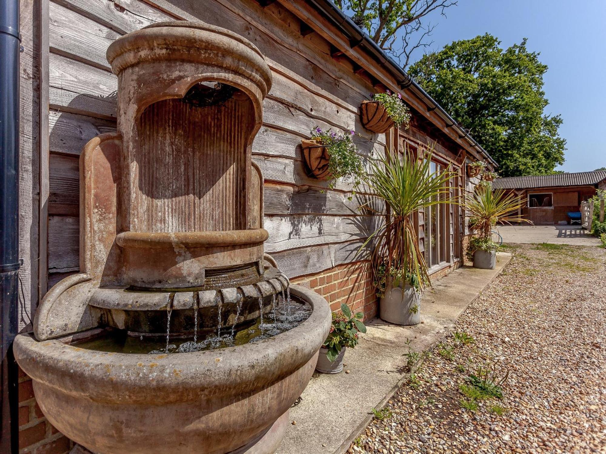 The Barn Villa Coldwaltham Dış mekan fotoğraf